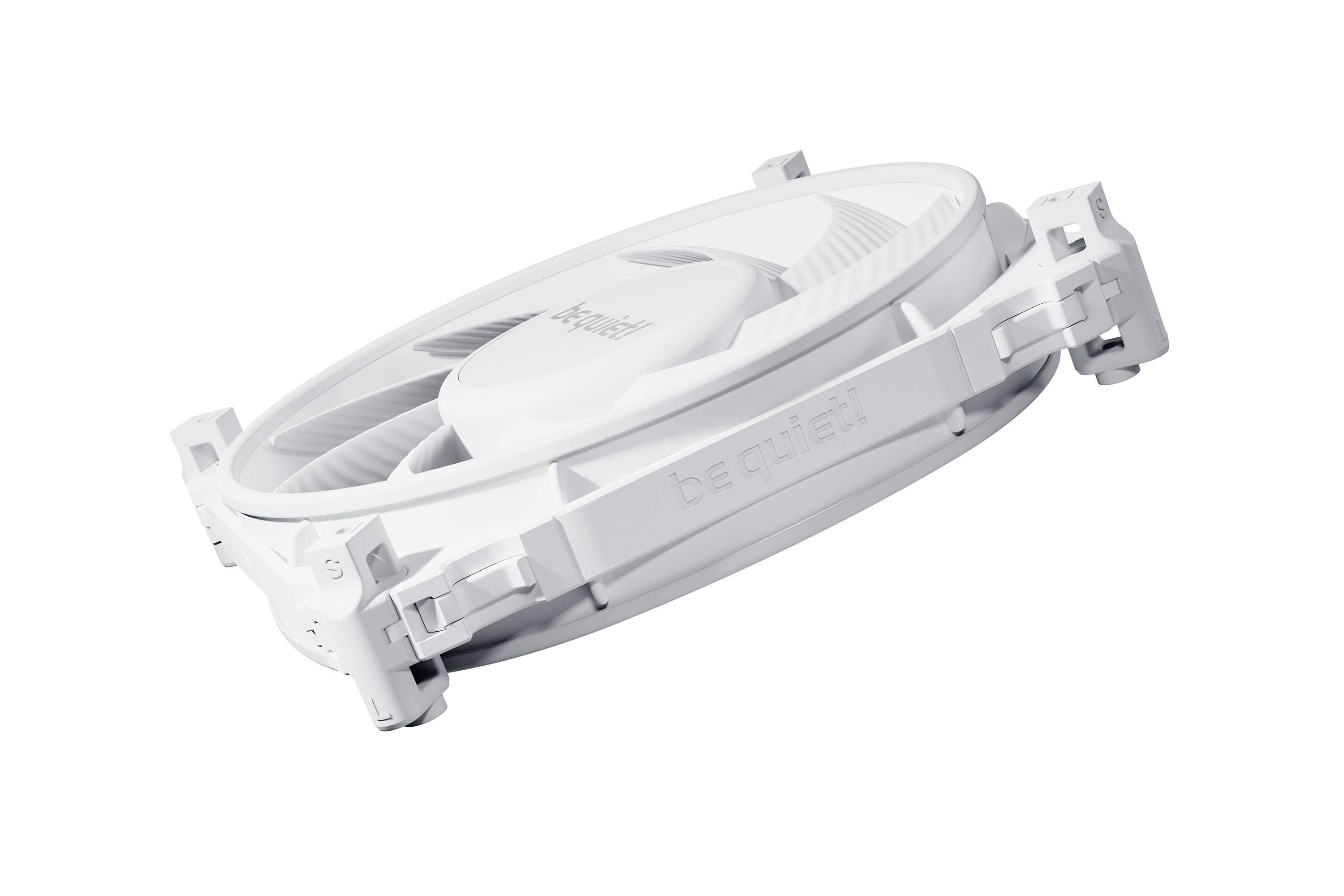 Bijeli, plosnati računalni ventilator s natpisom 'be quiet!' sa strane, pokazuje moderan, minimalistički dizajn.