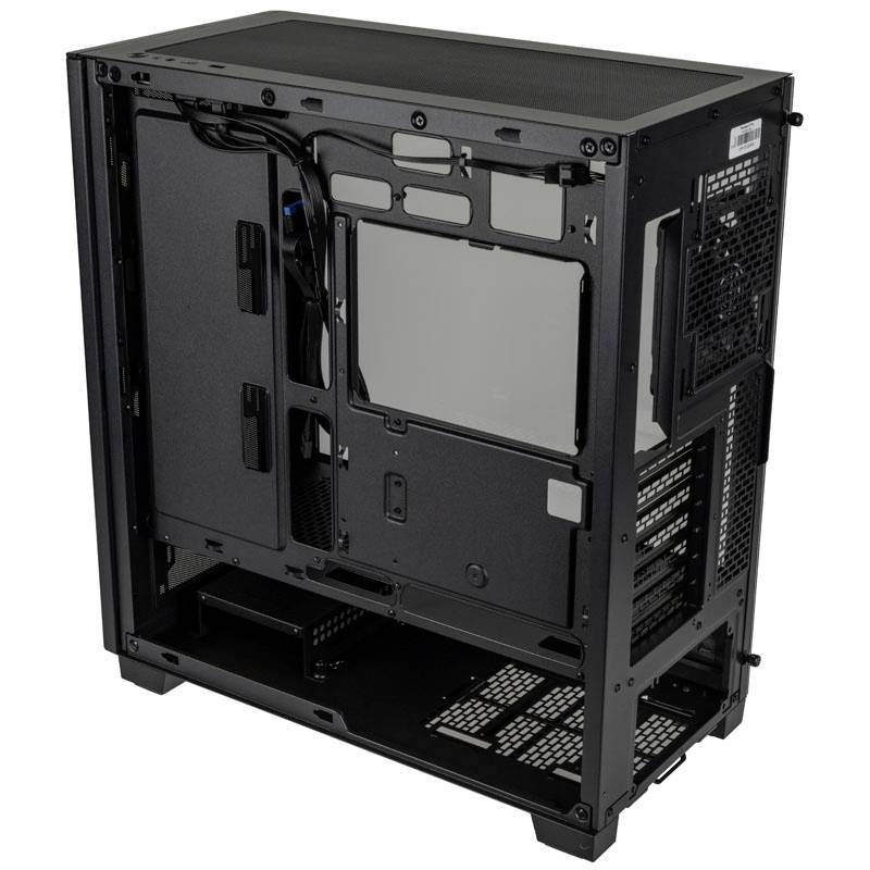 Crno kućište računala bez poklopca, prikazuje unutrašnjost s nekoliko utora i kabela. Pogodno za PC komponente.