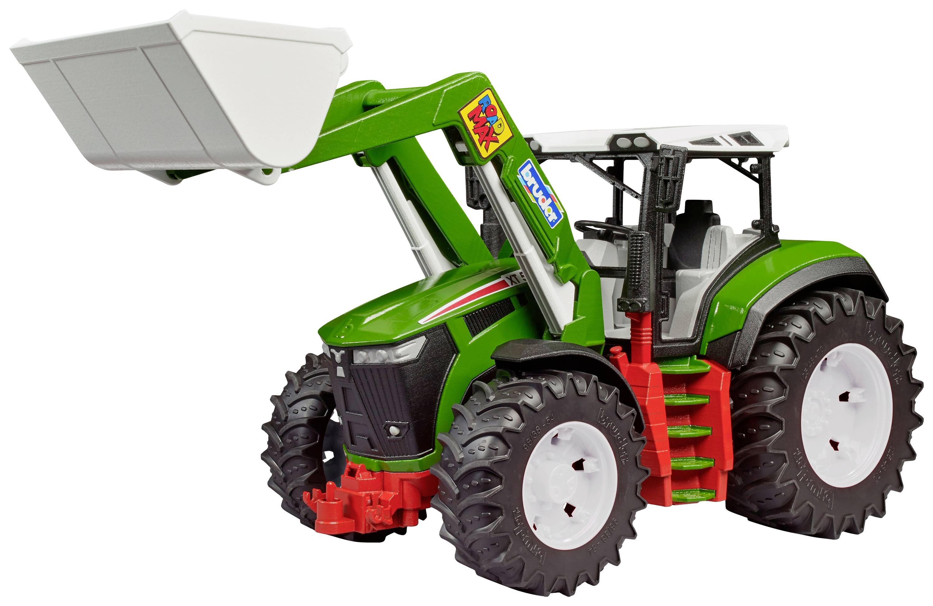 Zeleni igračka traktor sa velikim crnim gumama i bijalom lopatom koja je podignuta naprijed.