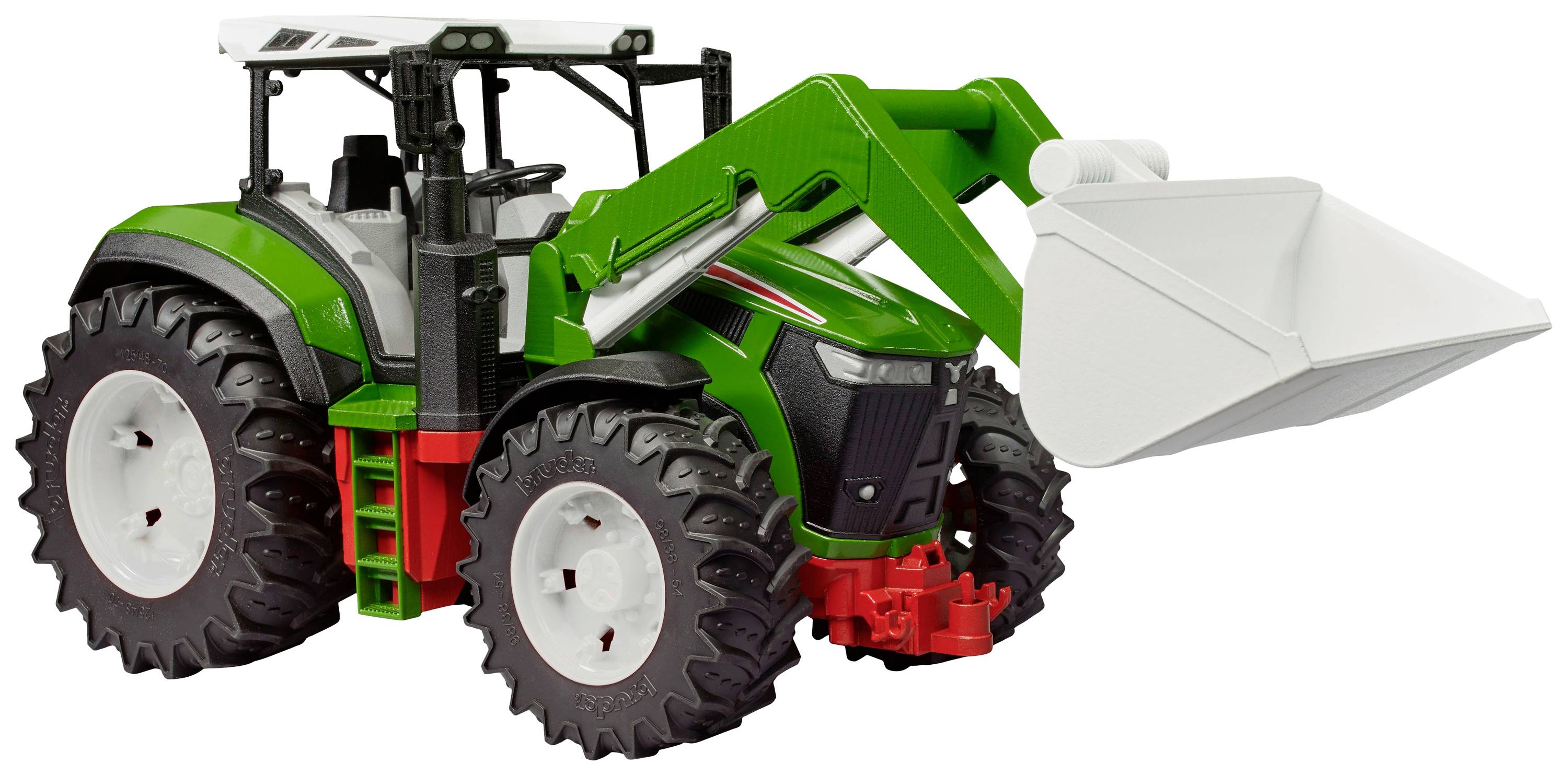 Igračka traktor sa zelenom prednjom lopatom i crvenim poklopcima kotača stoji na bijeloj površini.
