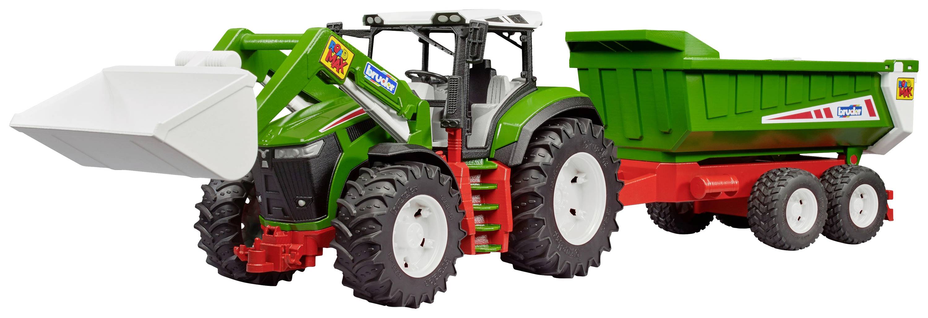 Zeleni igračka traktor s prednjim utovarivačem vuče crvenu prikolicu. Oba dijela izrađena su od plastike i detaljno oblikovana.