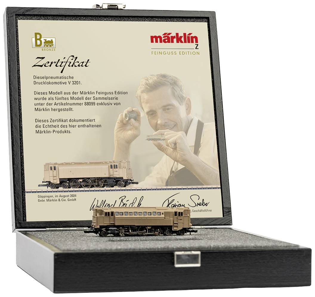 Crni ormarić s minijaturnom željeznicom i certifikatom. Certifikat potvrđuje autentičnost modela Märklin Feinguss izdanja.