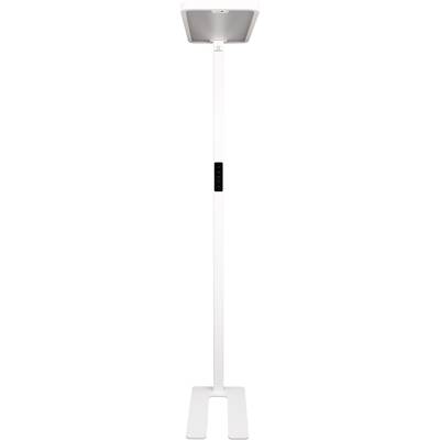 Bijela, vitka stojeća lampa s pravokutnom bazom i uskim, vertikalnim stupom, pogodna za osvjetljenje prostorije.