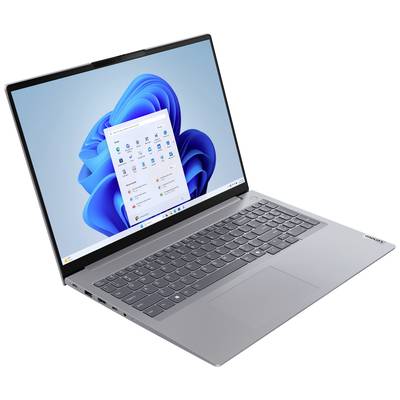 Otvoreni prijenosnik prikazuje početni zaslon sustava Windows 11. Uređaj ima srebrnu tipkovnicu i velik, šareni zaslon.