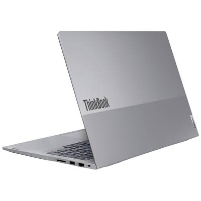 Srebrni prijenosnik s natpisom 'ThinkBook' na poklopcu. Djelomično je otvoren, vide se tipkovnica i priključci.