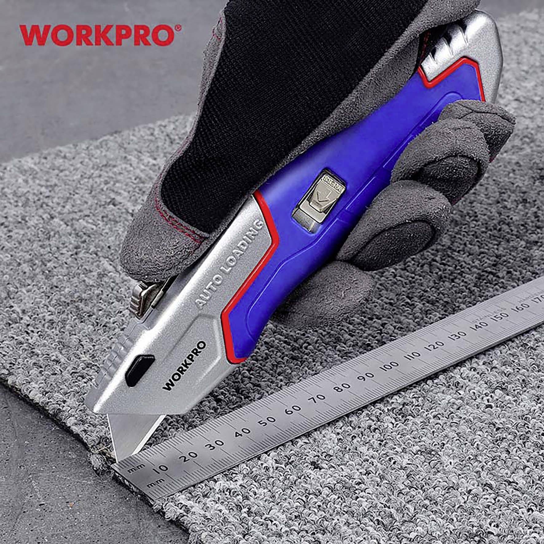 Osoba reže tepih plavim svenamjenskim nožem na ravnalu. Gore lijevo piše 'WORKPRO'.
