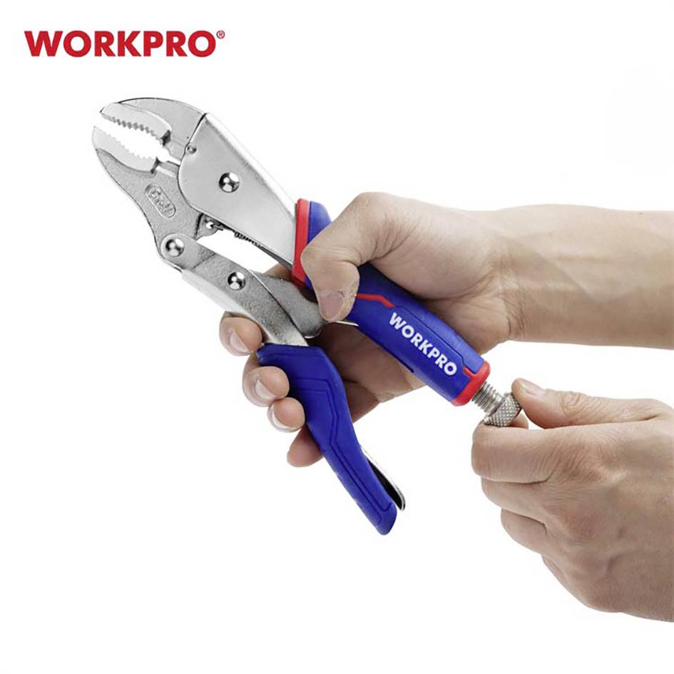 'WORKPRO' prikazano: Ruka čvrsto drži plavo-crvene grip klešta sa srebrnom glavom. Pogodno za DIY radove.
