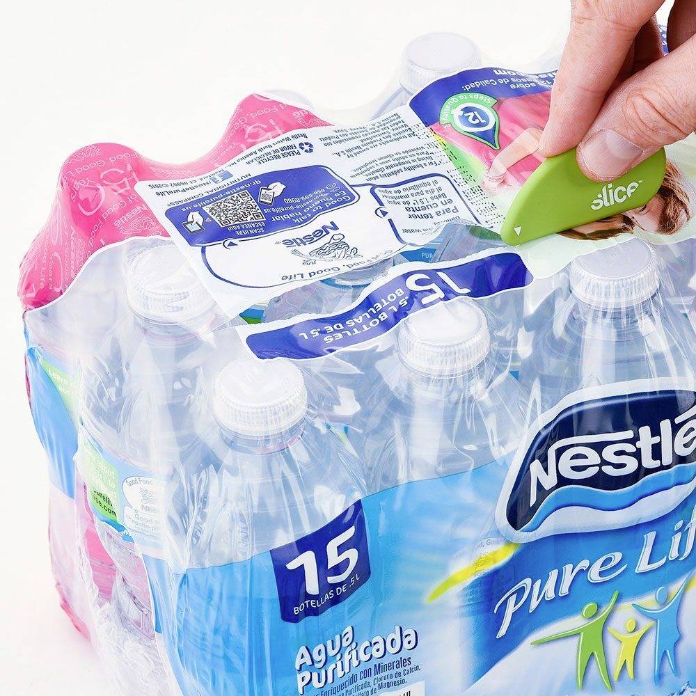 Paket sa 15 boca Nestlé Pure Life vode. Jedna ruka koristi zeleni alat kako bi otvorila plastičnu ambalažu.