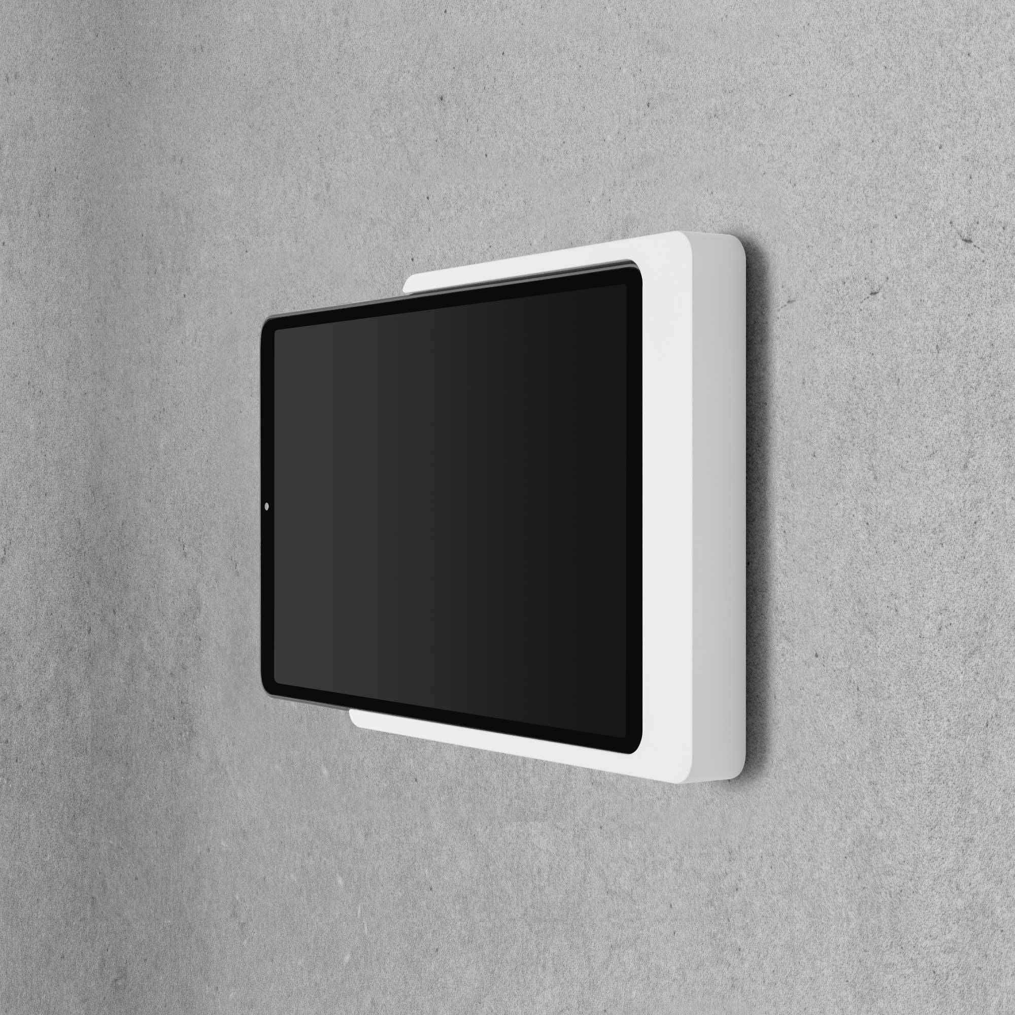 Crni zaslon tableta prikazuje bijeli, blago izdignuti rub, montiran na sivoj betonskoj stijeni.