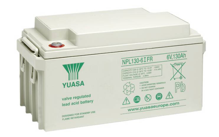 Bijelo-sivi olovno-kiselinski akumulator marke Yuasa, model NPL130-6IFR, 6 volta, 130 amper-sati, s zelenim oznakama i simbolima.