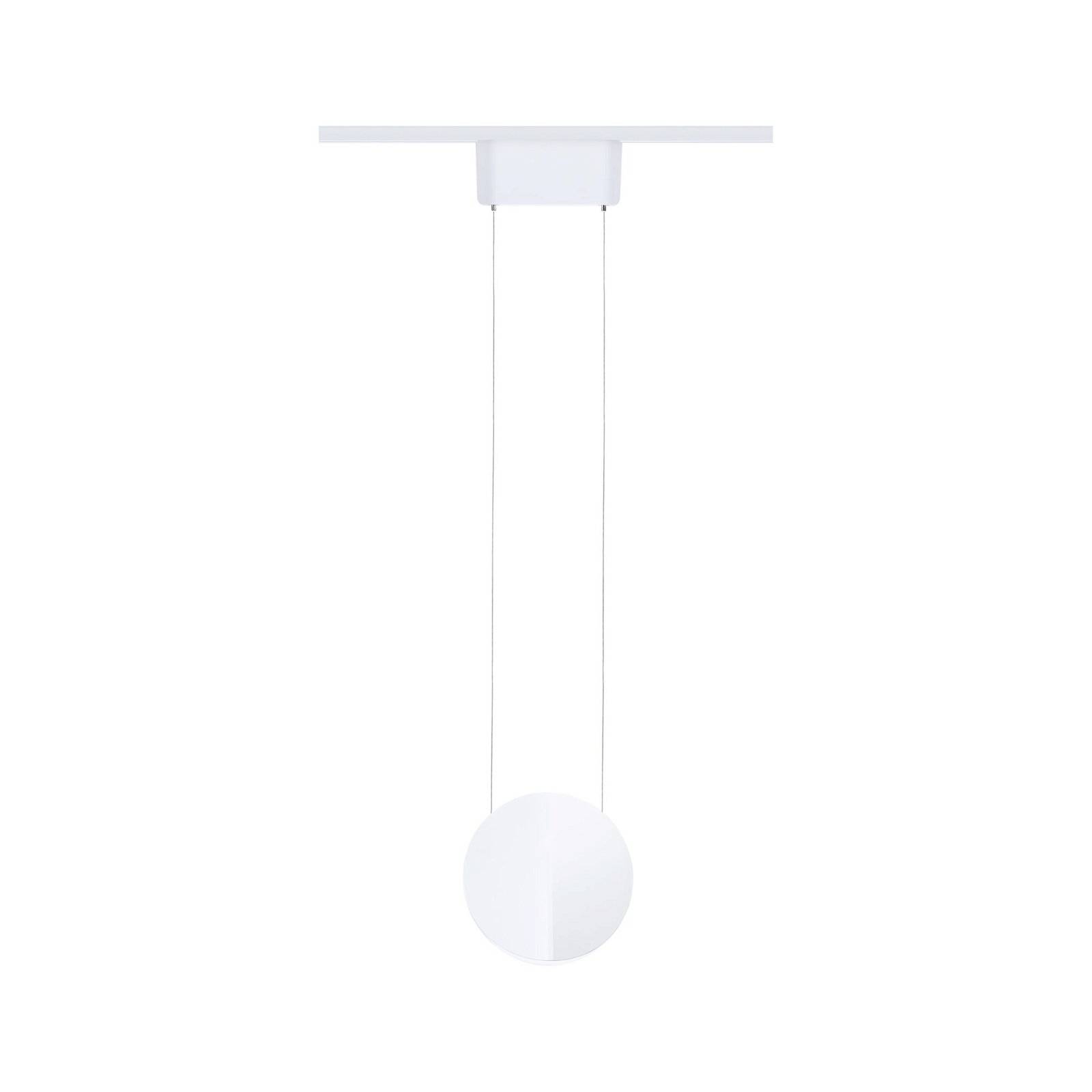 Viseća, minimalistička, kuglasta lampa u bijeloj boji, pričvršćena na strop tankim kabelima.