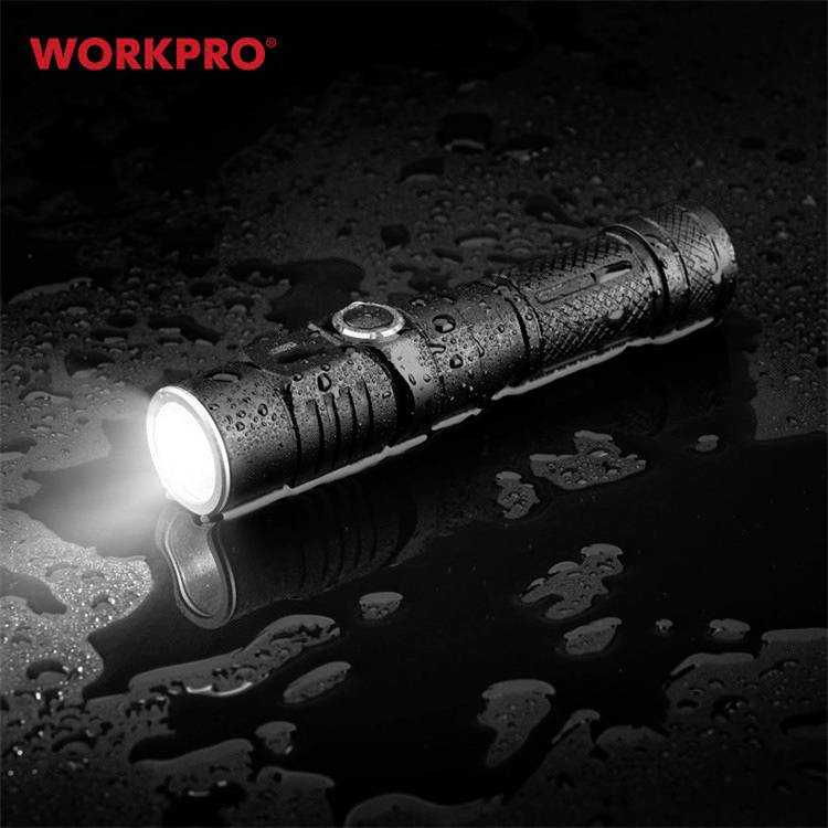 Vodootporna baterijska lampa svijetli na mokroj površini. Logo 'WORKPRO' vidljiv je gore lijevo.