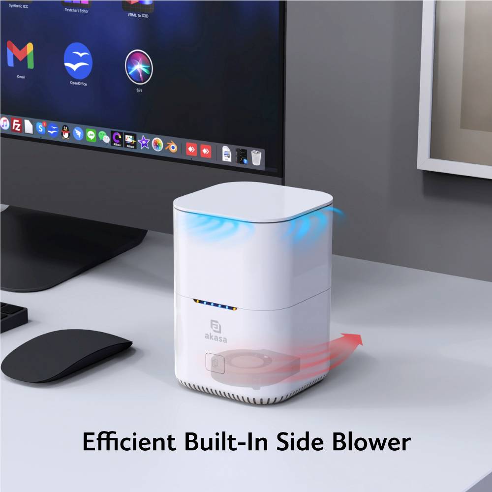 Na radnom stolu stoji bijeli pročistač zraka s ugrađenim bočnim ventilatorom. U pozadini se nalaze monitor i tipkovnica.