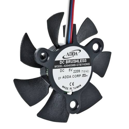 Mali ventilator sa sedam lopatica, označen kao 'DC Brushless, Model AD0405MB-G7B'. Pogodan za elektronsko hlađenje.