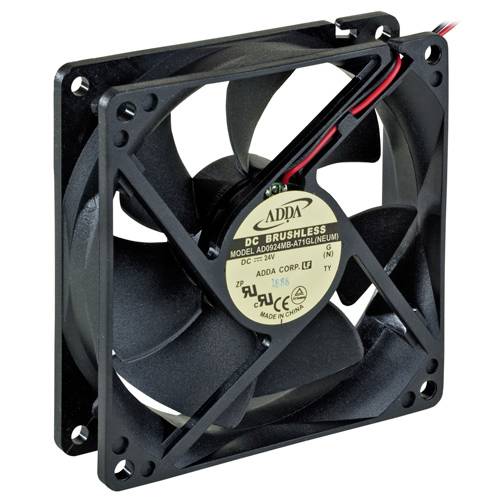Crni računalni ventilator s kvadratnim okvirom. Naljepnica u sredini prikazuje detalje modela i električne specifikacije.