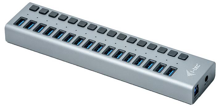 USB hub s 20 priključaka u srebrenom kućištu. Svaki priključak ima zasebnu crnu tipku. Logotip marke sa strane.