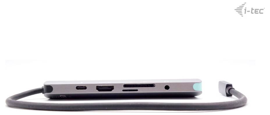 Plosnati USB-C hub s više priključaka, uključujući HDMI, USB, čitač kartica i audio utičnicu. Spojen kabelom.