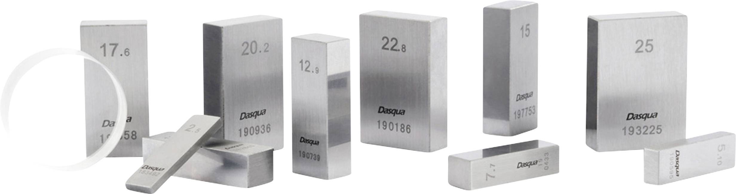 Nekoliko pravokutnih metalnih blokova s brojevima i DaXqua logotipom, vjerojatno mjerni alati, stoje i leže na bijeloj pozadini.