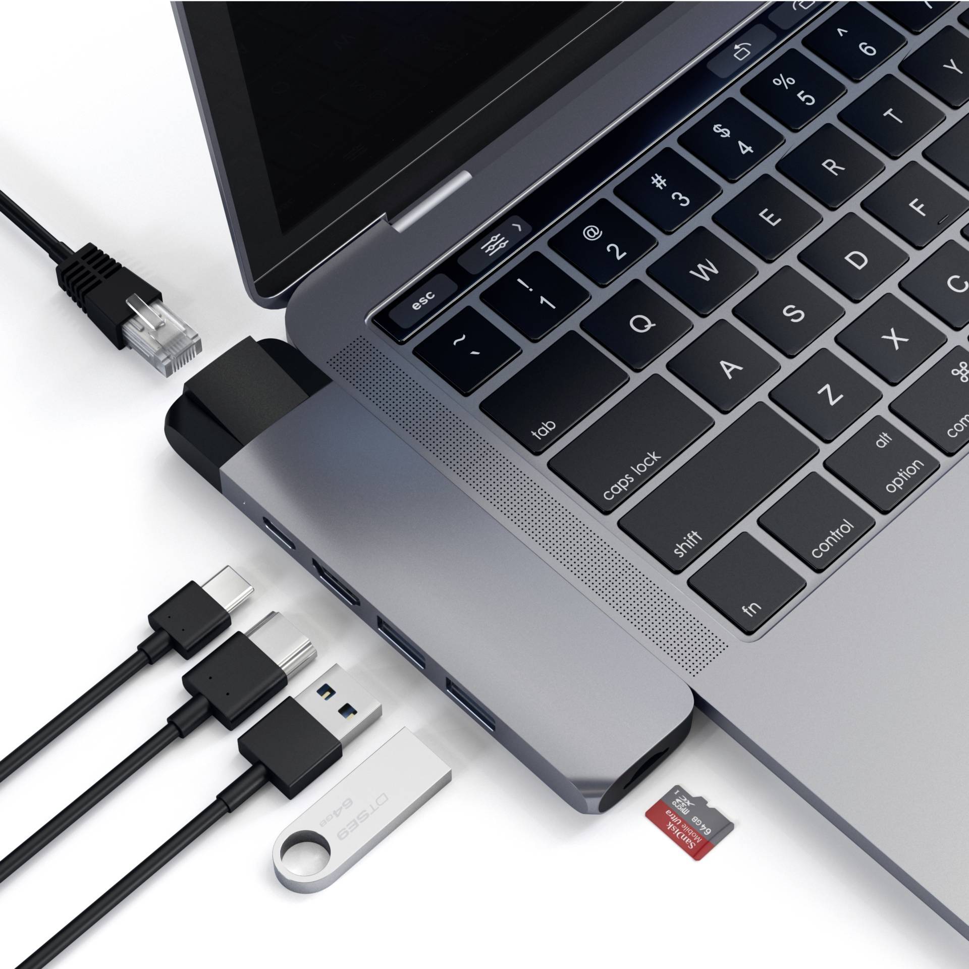 Prijenosno računalo s više priključenih kabela i uređaja: USB disk, čitač kartica, USB hub. Prikazuje višestruke mogućnosti povezivanja.