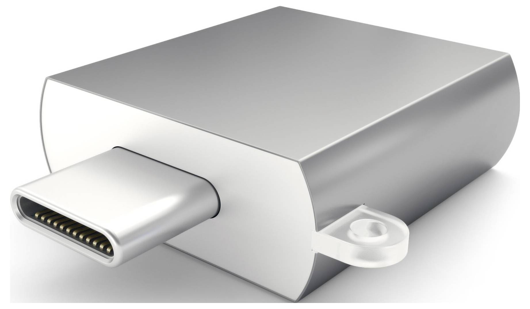 Srebrni USB-C utikač u bliskom kadru. Utikač ima karakterističan ovalni oblik i metalnu površinu.