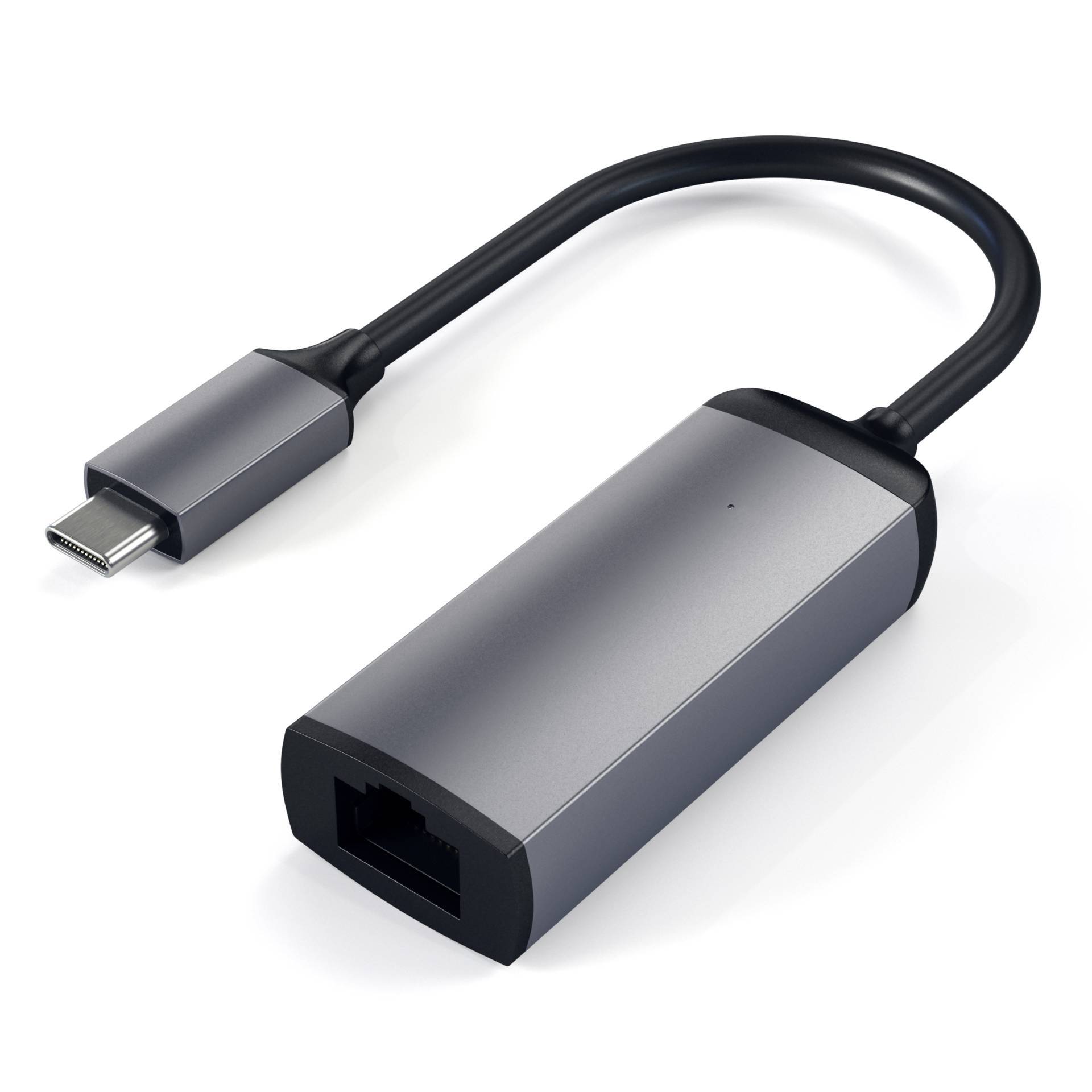 Adapter USB-C na Ethernet u metalnom kućištu. S lijeve strane USB-C utikač, s desne strane Ethernet priključak. Povezuje uređaje s Ethernet mrežama.
