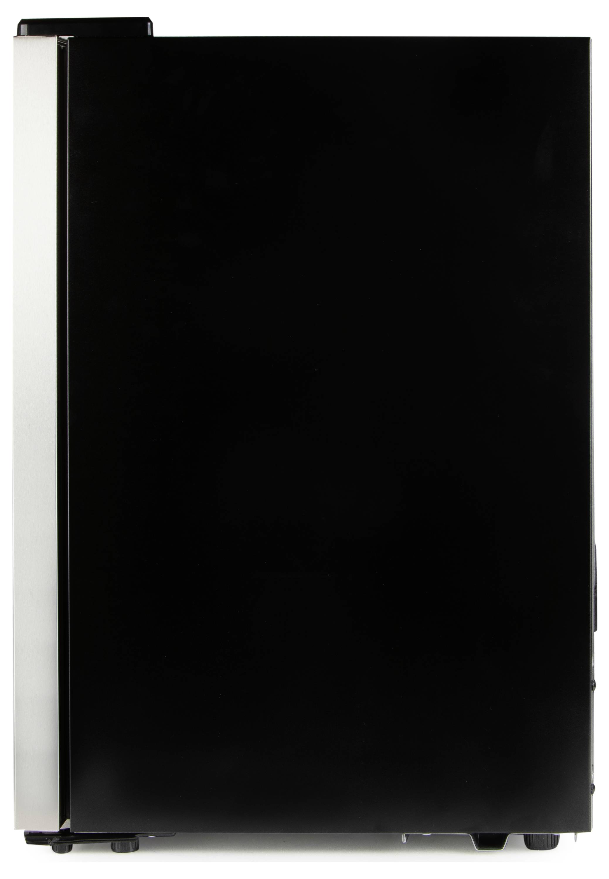 Crni hladnjak sa strane, zatvoren, ispred bijele pozadine.