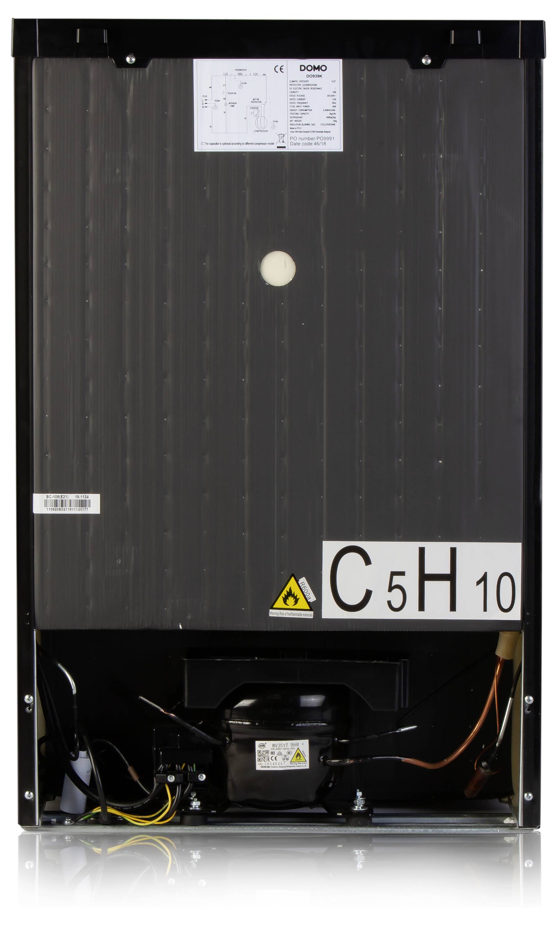 Pogled straga na hladnjaku s tehničkom oznakom. Znak upozorenja i tehnički detalji vidljivi su na stražnjoj strani.