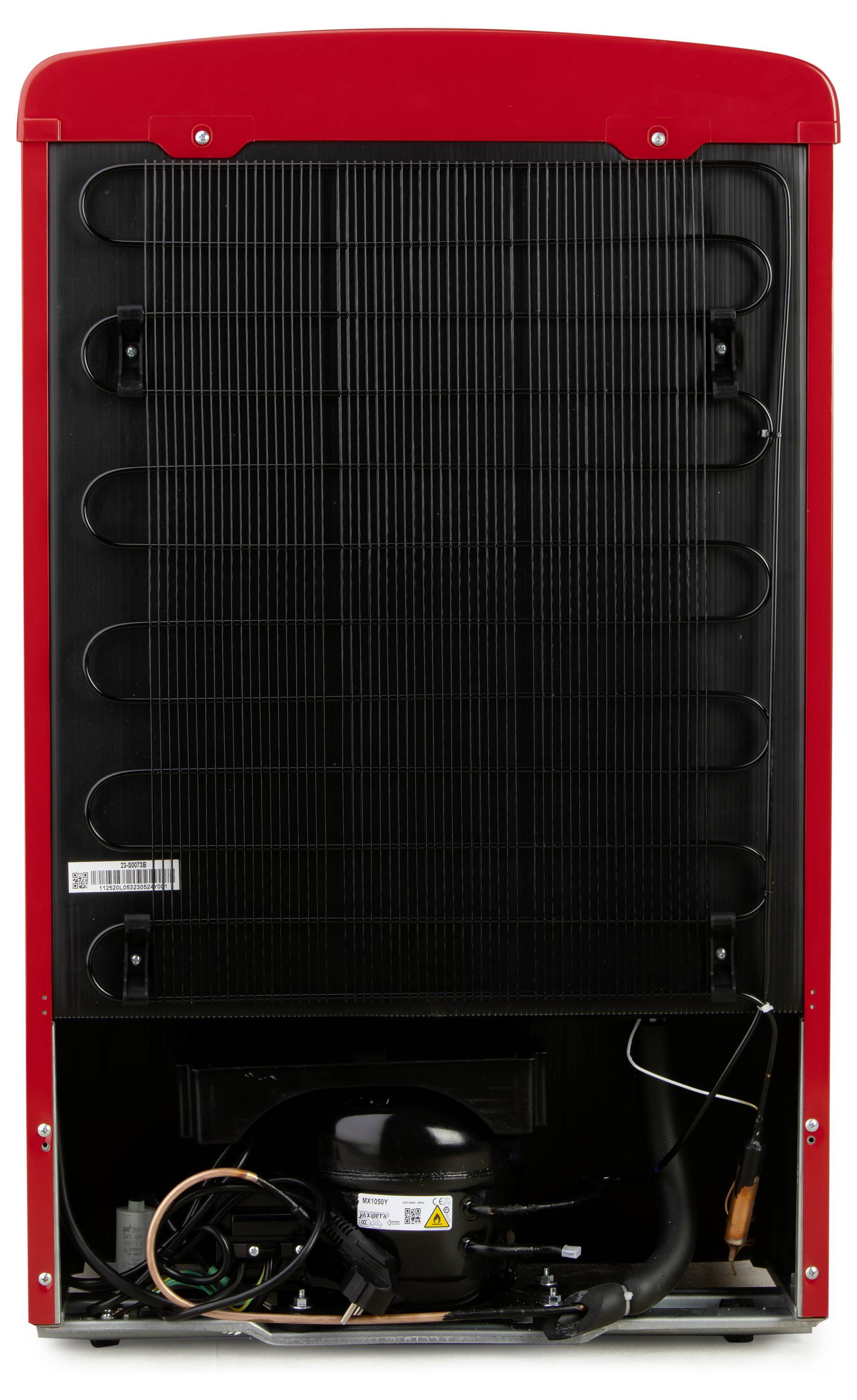 Stražnja strana hladnjaka u crvenoj boji sa crnim rashladnim agregatom i izloženim kabelima na donjem rubu. Bez vidljivih oznaka marke.