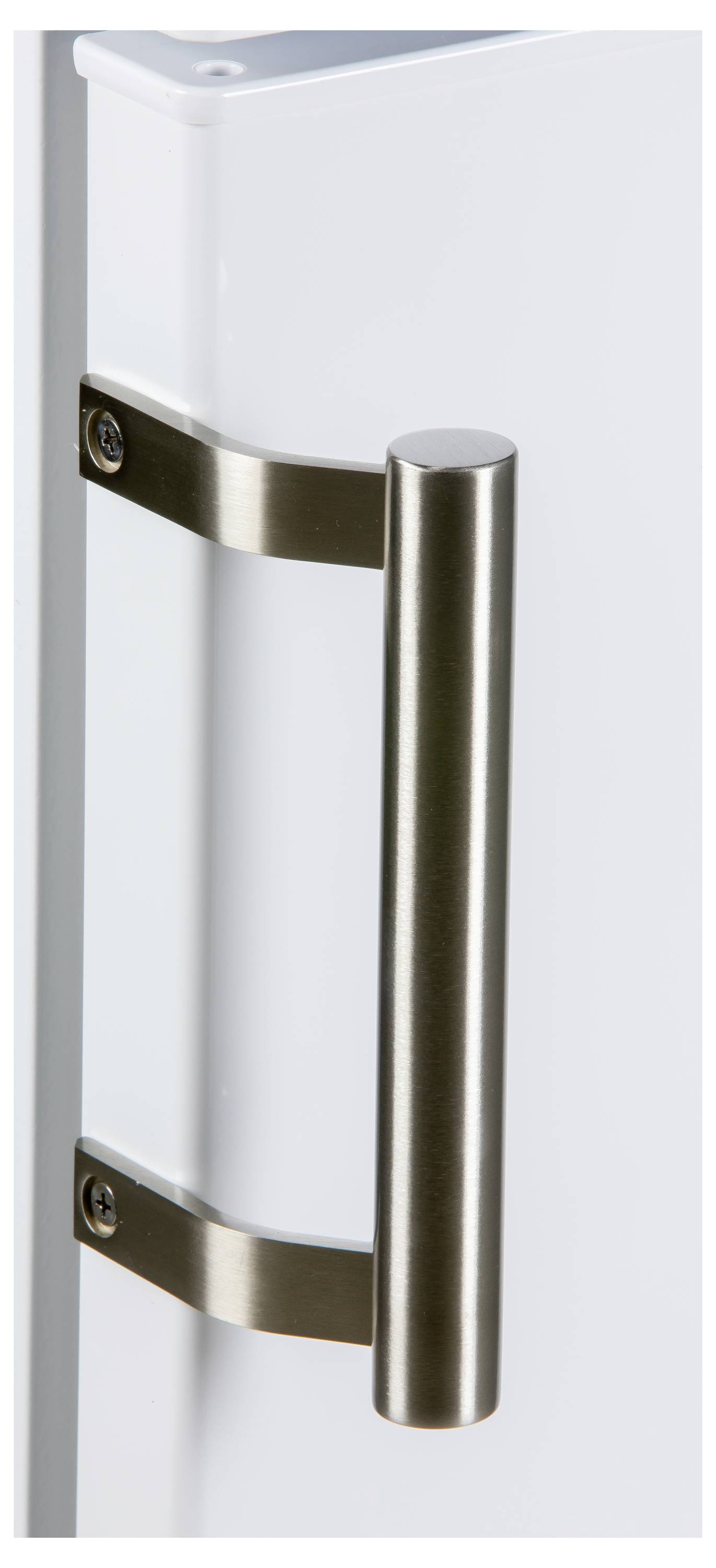 Krupni plan srebrne kvake na bijeloj površini, vjerojatno na vratima hladnjaka.