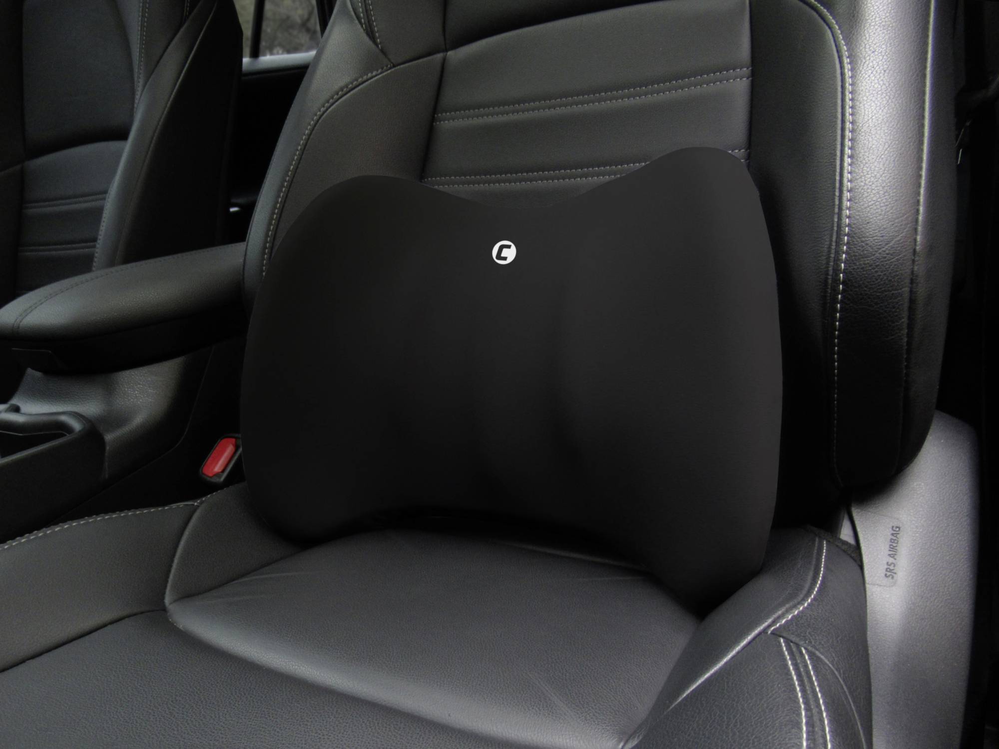 Crni jastuk za lumbalni dio leđa na sjedalu automobila, namijenjen je potpori donjeg dijela leđa radi povećanja udobnosti tijekom vožnje.