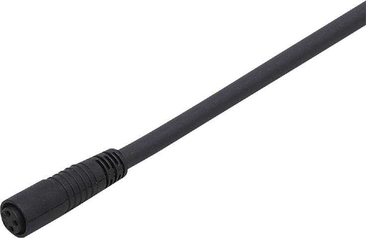 Crni audio kabel s rebrasto strukturiranim plastičnim ovojem prostire se dijagonalno kroz sliku.
