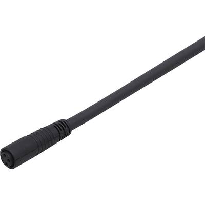 Crni audio kabel s rebrasto strukturiranim plastičnim ovojem prostire se dijagonalno kroz sliku.