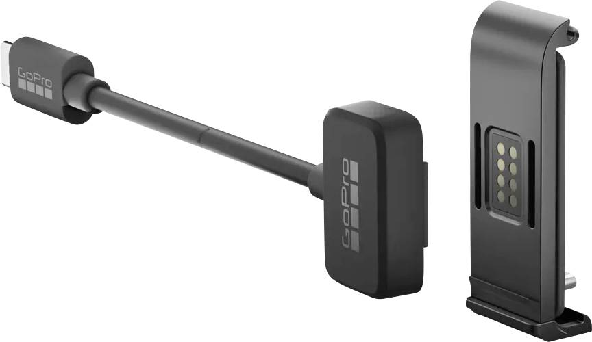 Dugačko crno punjač s pravokutnim utičnicama, dizajnirano za GoPro kamere. Lijevo kabel, desno adapter za punjenje.