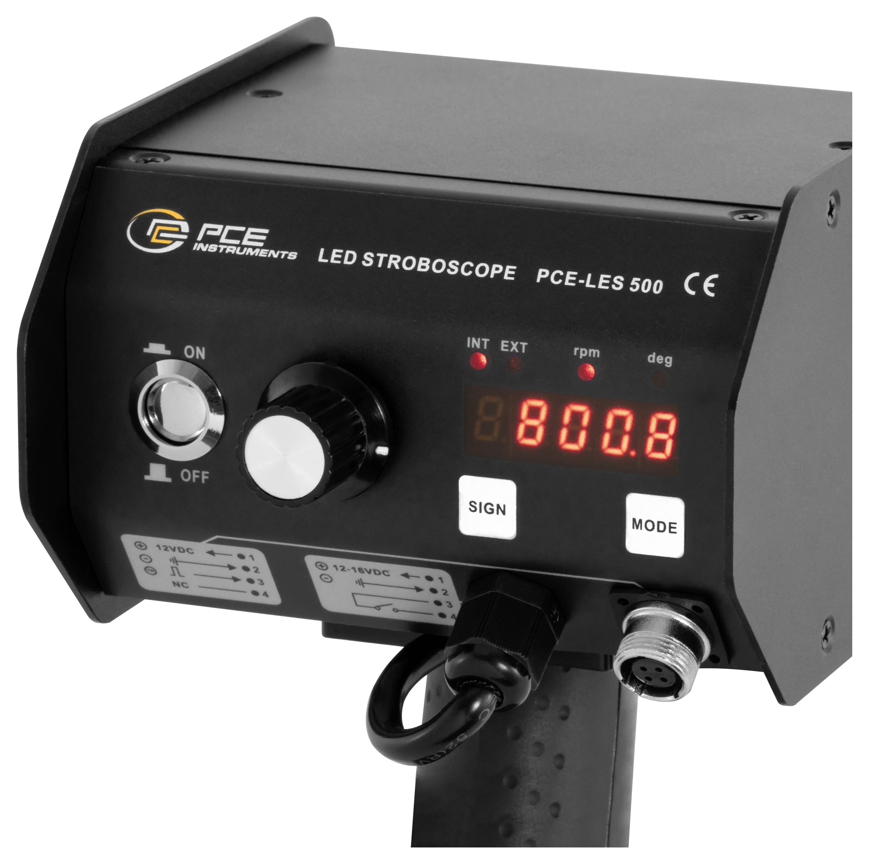 Crna LED stroboskopska kontrolna jedinica PCE Instruments s prekidačem za uključivanje/isključivanje, regulacijskom gumbom, digitalnim prikazom broja okretaja, i priključnim vratima.