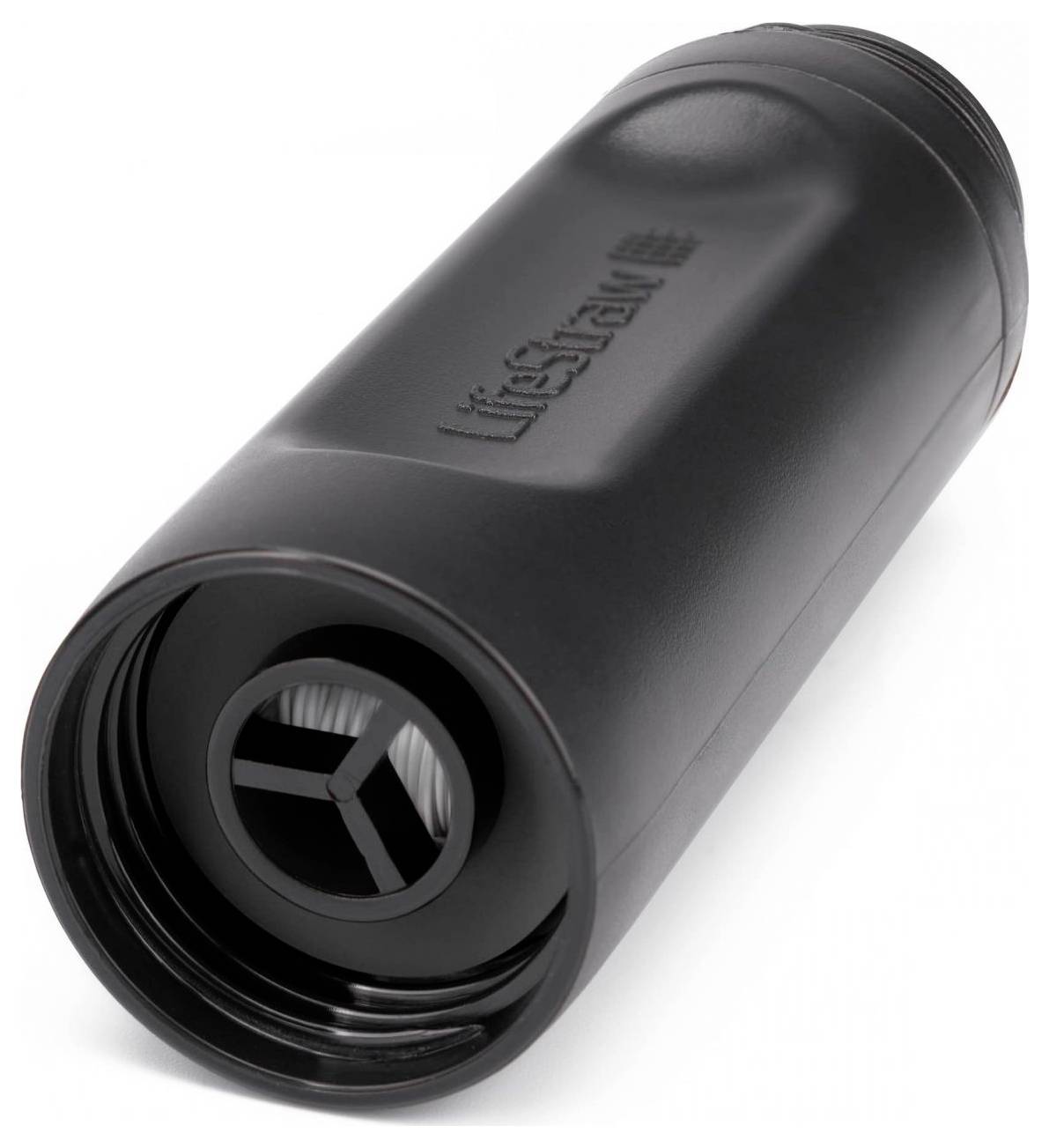 Crni cilindrični filter za vodu s natpisom 'LifeStraw', vidljiv je filter u prednjem dijelu.