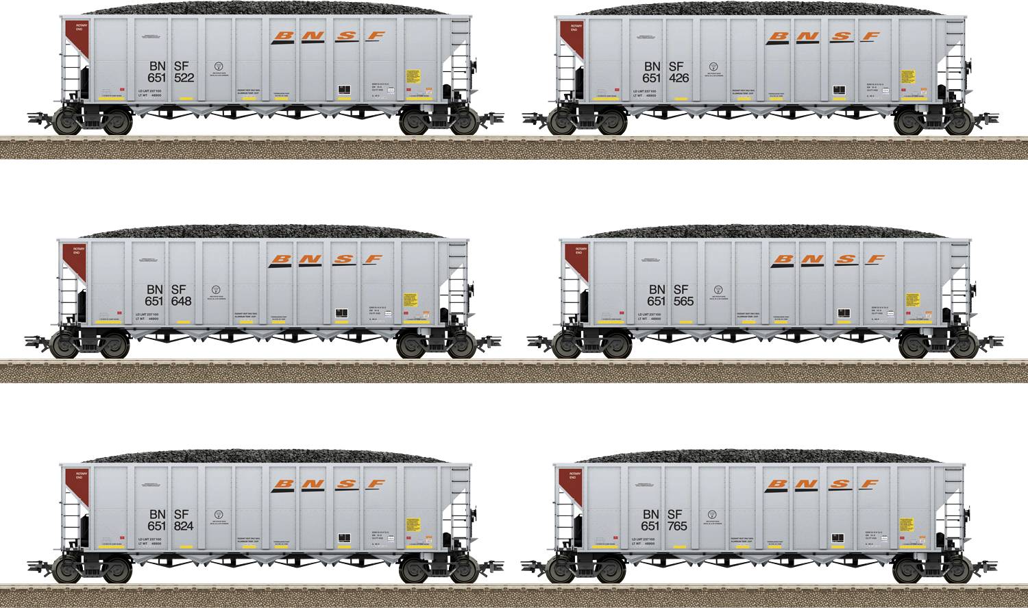 Šest teretnih vagona stoji u dva reda jedan do drugog na tračnicama. Sivi su s crvenim i žutim oznakama te nose natpis 'BNSF'.