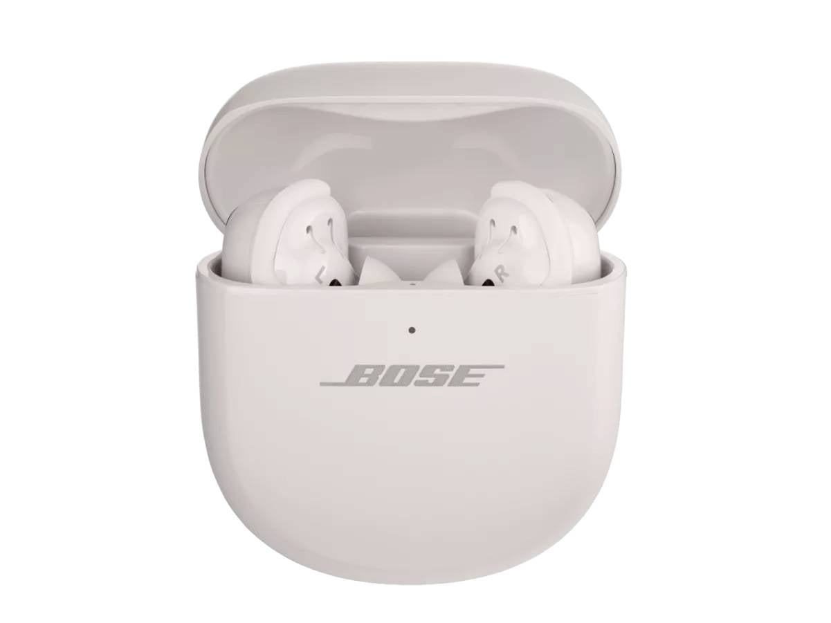 Bežične bijele slušalice u otvorenom punjivom etuiju tvrtke Bose, vidljiv logotip na prednjoj strani. Idealne za glazbu i pozive tijekom putovanja.
