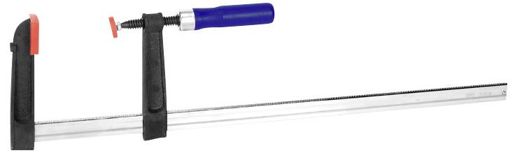 Velika stega s plavom ručkom i dugom metalnom šinom koja se tipično koristi za pridržavanje dijelova za obradu.