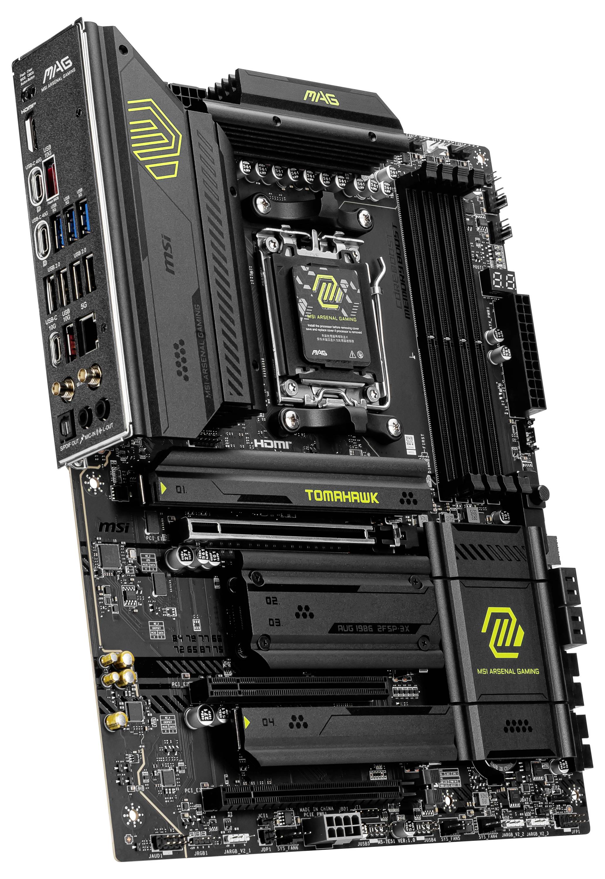 Matična ploča s crnim i zlatnim naglascima, prikazuje priključke, utore za RAM i CPU socket. Oznaka modela 'TOMAHAWK'.