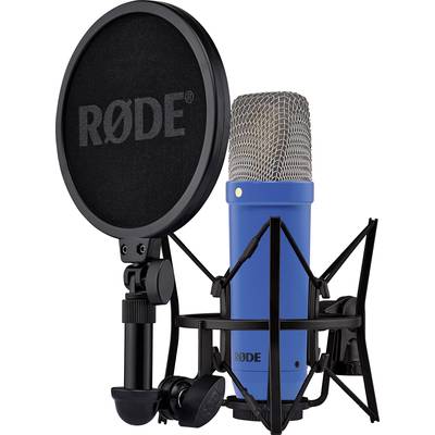 Plavo studijsko mikrofon s crnom pop zaštitom, postavljeno u šok nosač za audio snimanja.