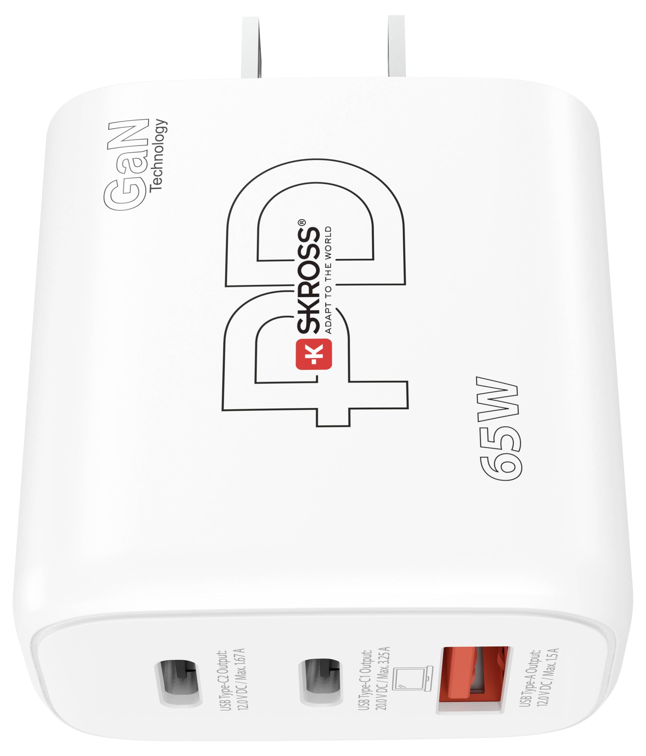 Punjač s GaN tehnologijom od Skrossa, 65W snage. Tri priključka: dva USB-C i jedan USB-A. Natpis "ADAPT TO THE WORLD".