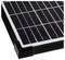 Solarni modul iz bliza prikazuje pravokutne, sjajne fotonaponske ćelije uokvirene crnim ramom.