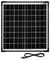 Crni solarni panel s pravokutnim segmentima na bijeloj pozadini, ispod kojeg se nalazi crni kabel s utikačem.
