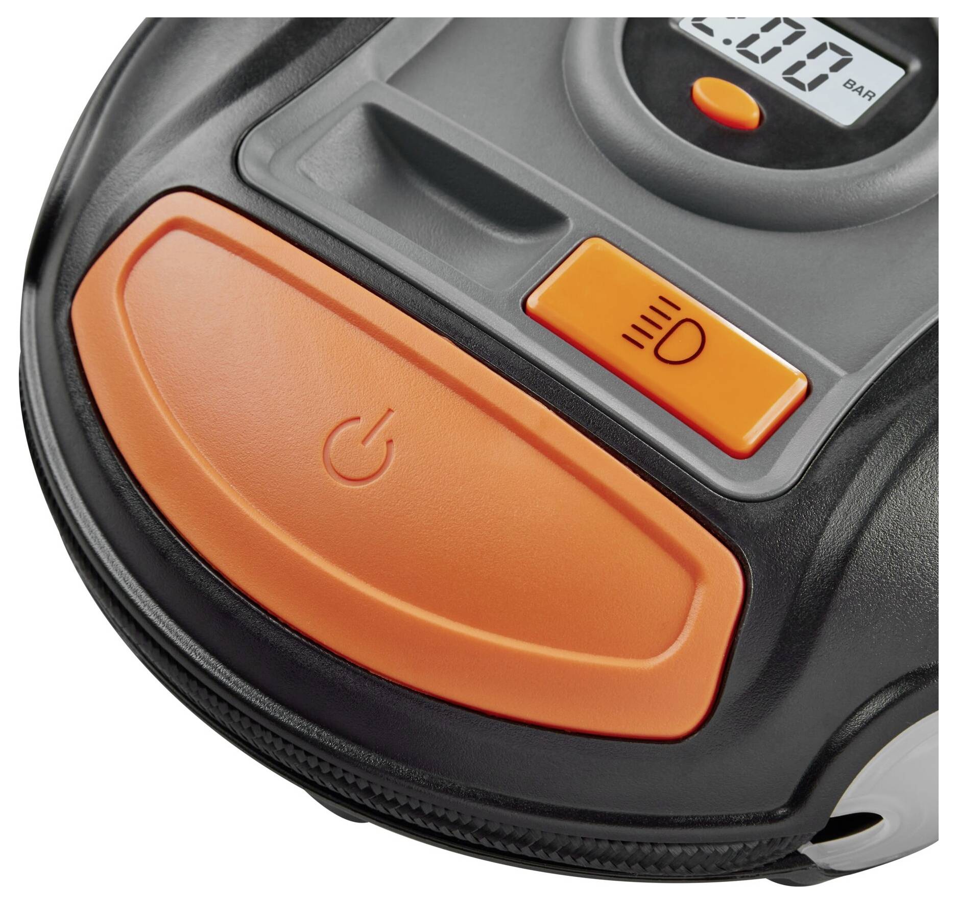 Bliski kadar crne i narančaste elektroničke površine uređaja s gumbom za uključivanje/isključivanje i zaslonom.