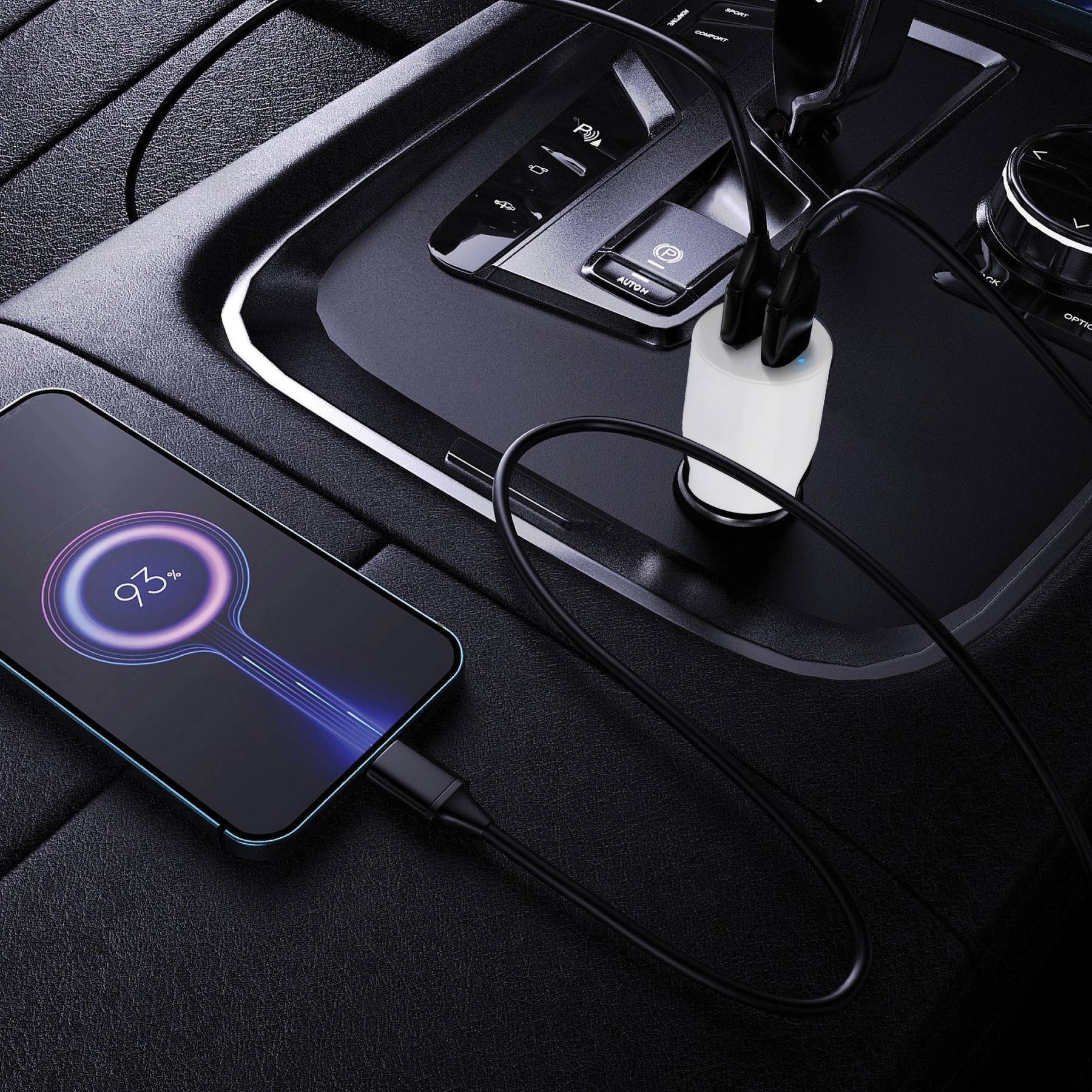 Pametni telefon se charges u automobilu, prikazuje 93% punjenja baterije. Povezan je s punjačem koji je uključen u srednju konzolu.