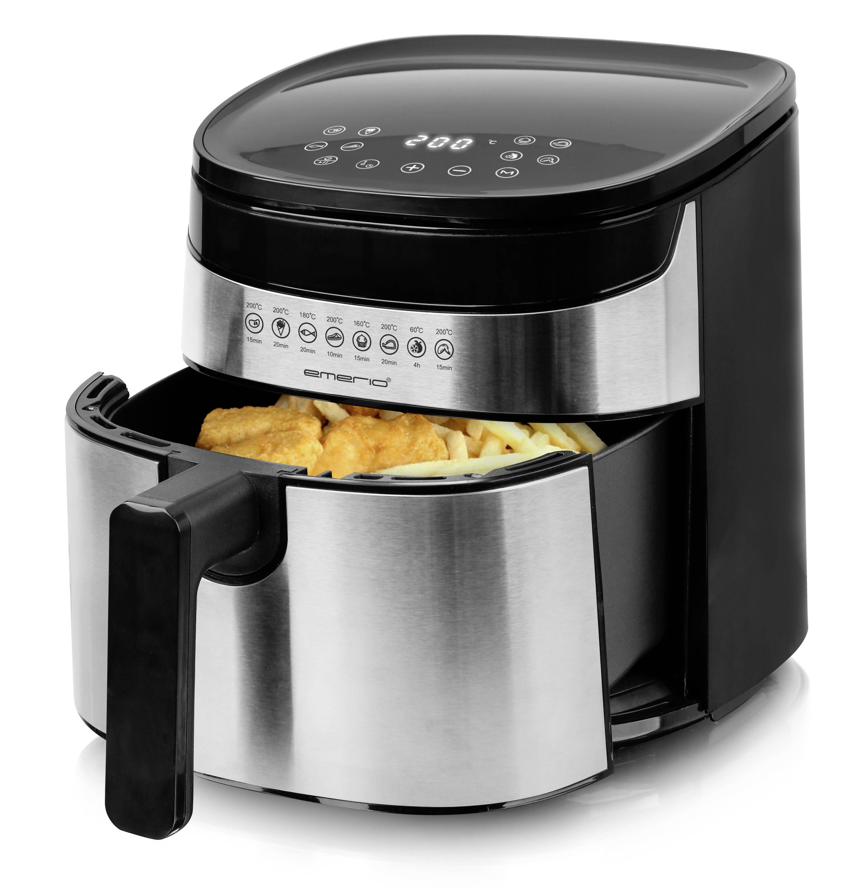 Moderni airfryer s digitalnim zaslonom prikazuje 200 stupnjeva Celzijusa. Izvlačivi košar napunjen je pečenim krumpirićima i pilećim odrescima.