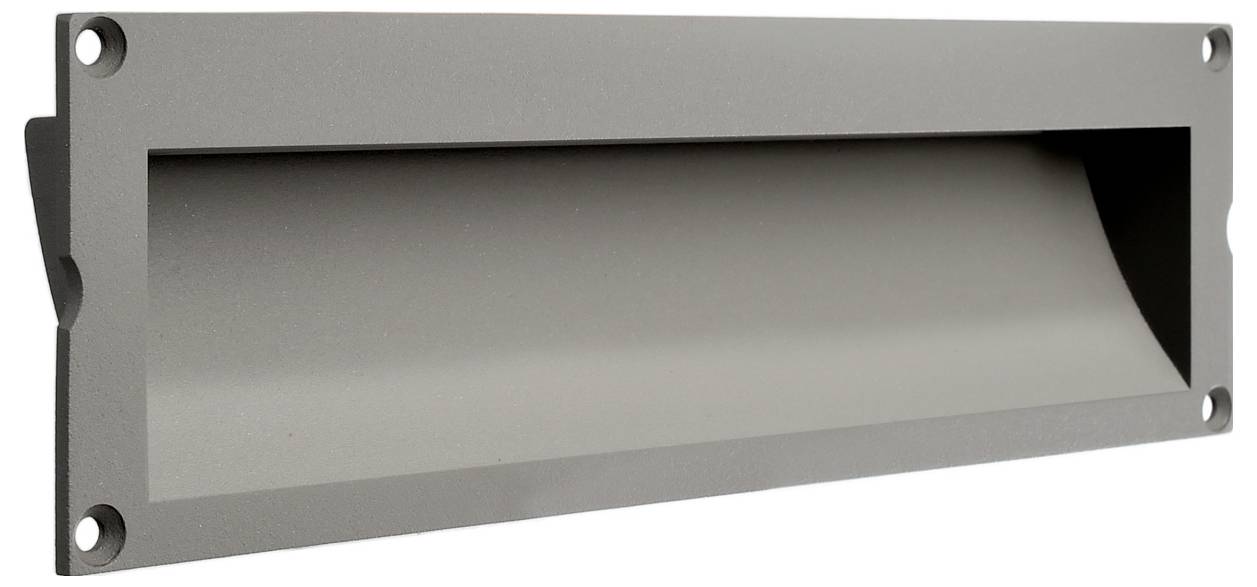 Pravokutni metalni poklopac zidne ventilacijske rešetke s četiri rupice za vijke u kutovima i udubljenim otvorom.