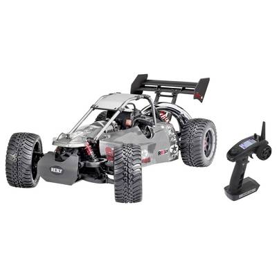Auto na daljinsko upravljanje s off-road gumama i velikim stražnjim spoilerom, postavljen pored svog crnog daljinskog upravljača.