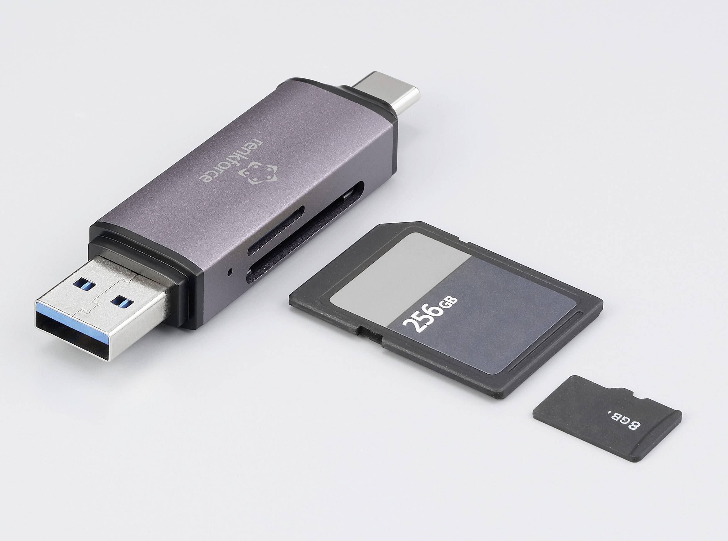 USB čitač kartica sa SD karticom (256 GB) i microSD karticom (8 GB) pored njega. Čitač ima USB i USB-C priključak.