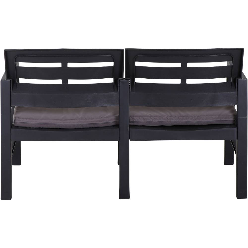 Dva crna drvena stolca za terasu, postavljena jedan uz drugi, s sivim jastucima na sjedištu.